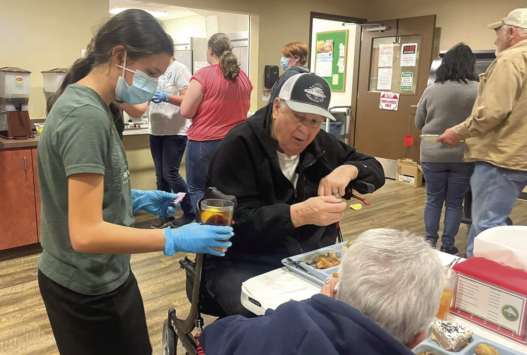 Dewar Middle School Student Council Helps at Senior Lunch